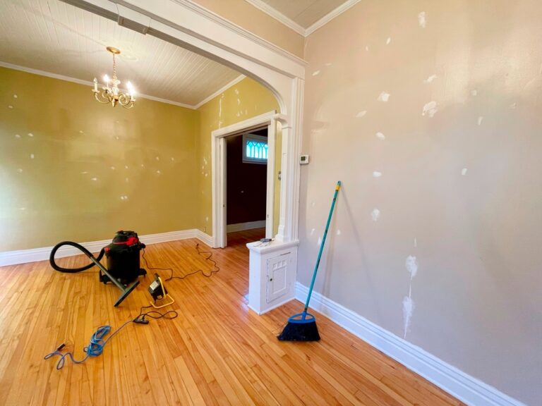 Interior,Of,A,House,Under,Renovation.,Cleaning,The,Wall,With