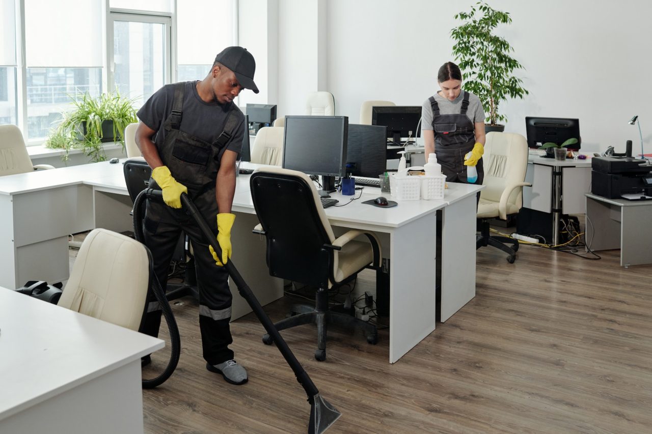 Mitarbeiter von Mauss Gebäudereinigung bei der Büro- und Fensterreinigung in einem Hamburger Bürogebäude