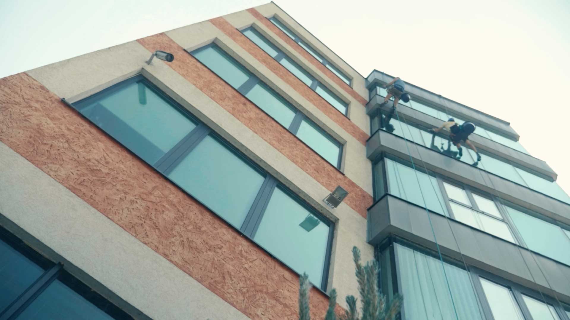 Mauss Gebäudereinigung bei der Büroreinigung in einem modernen Bürokomplex in der HafenCity