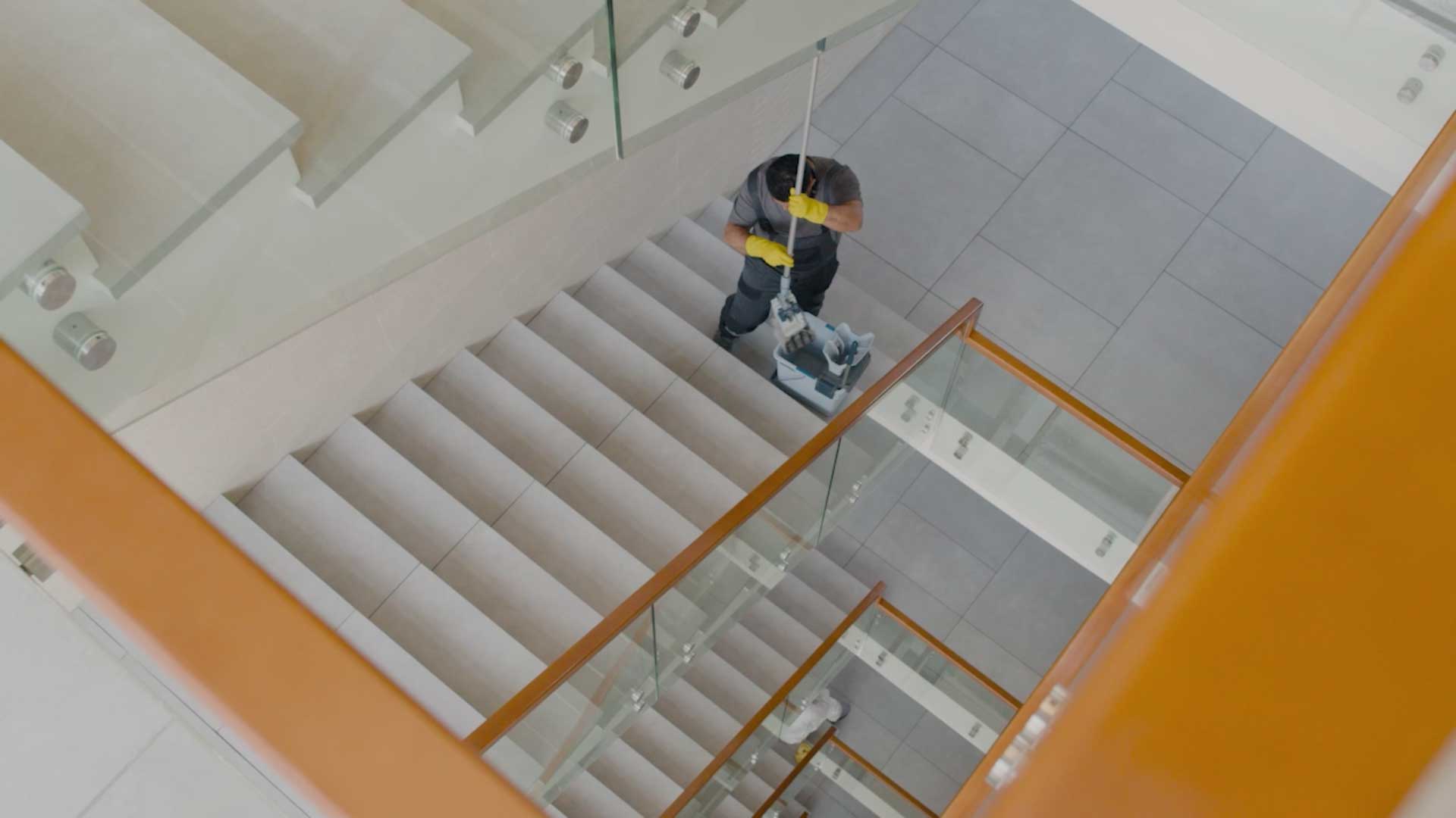 Mauss Gebäudereinigung bei der Treppenhausreinigung eines Geschäftshauses in Bergedorf, Hamburg